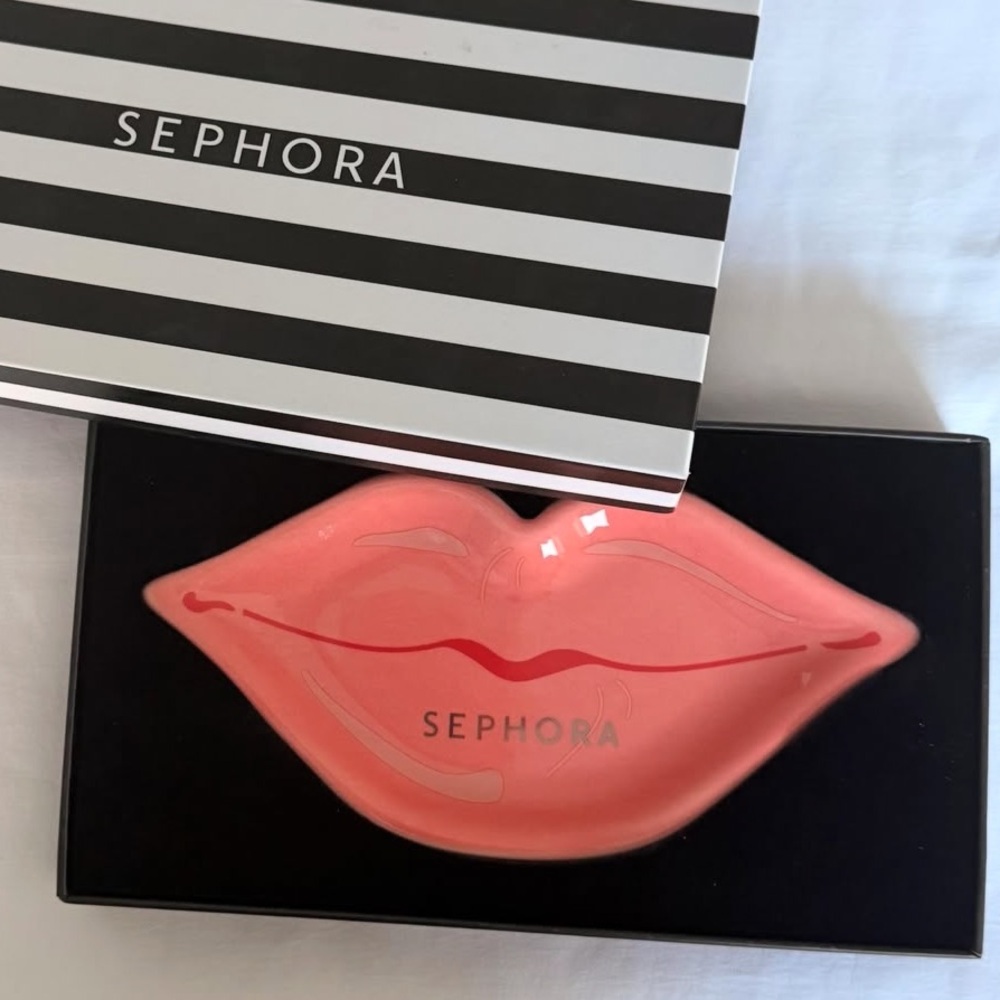 Sephora - Lip-Shaped Trinket Dish in Coral Pink